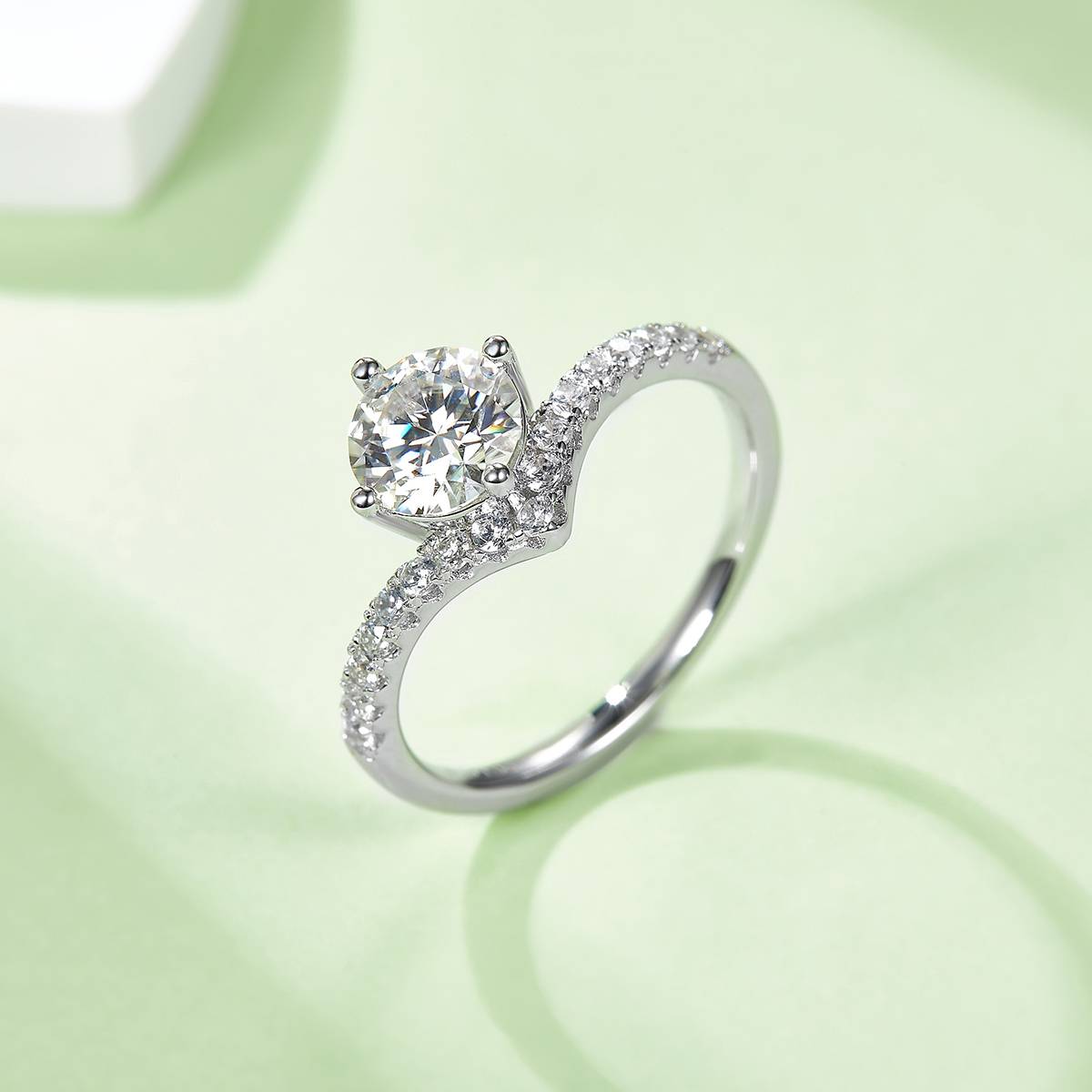 V-shaped S925 silver plated platinum Moissanite women's ring 1 carat D-grade